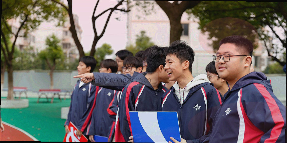 深蓝色底上铺开的细密网格纹理，其间散落少量微光粒子